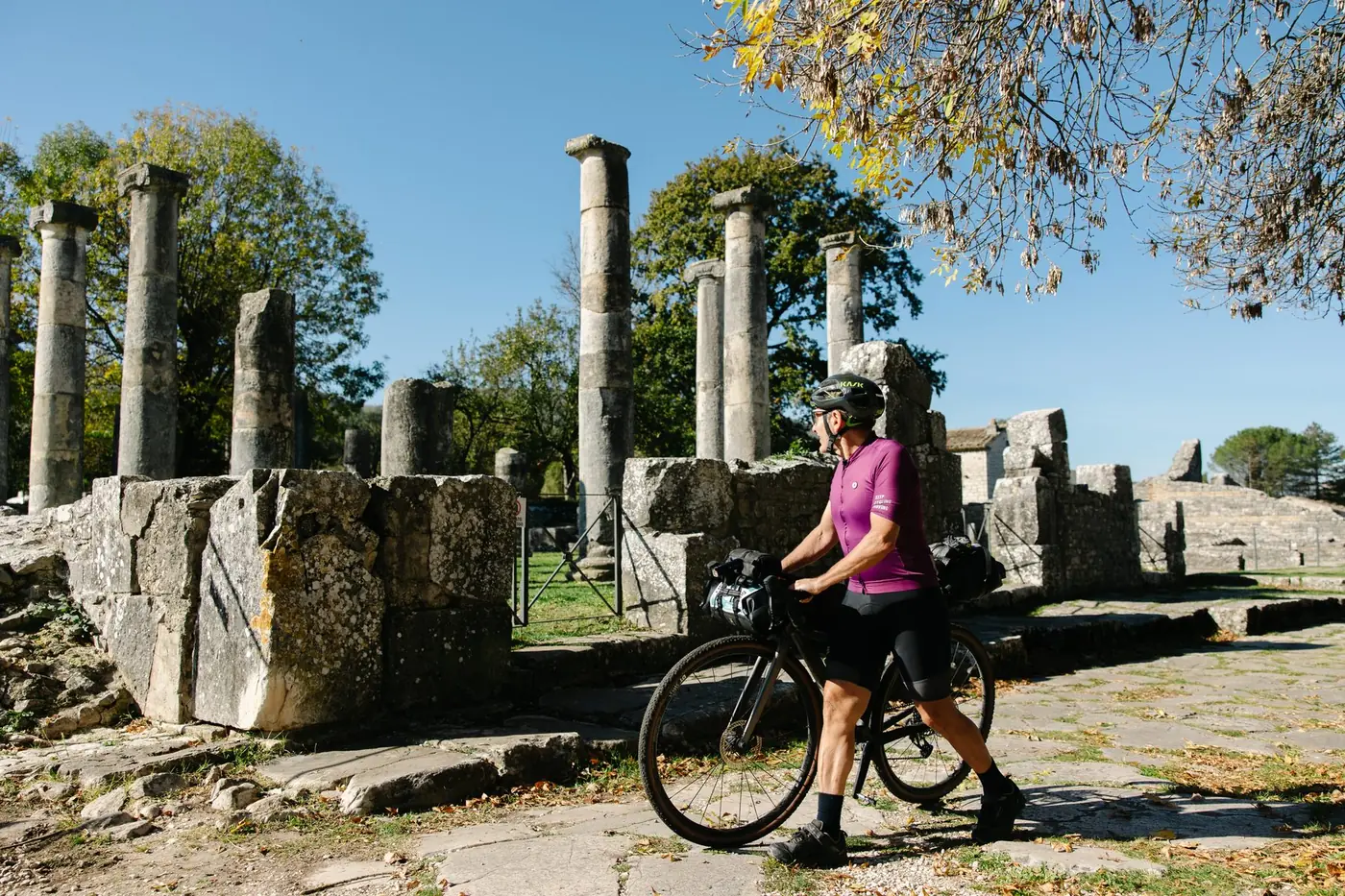 Ciclista nella città romana di Altilia, Sepino