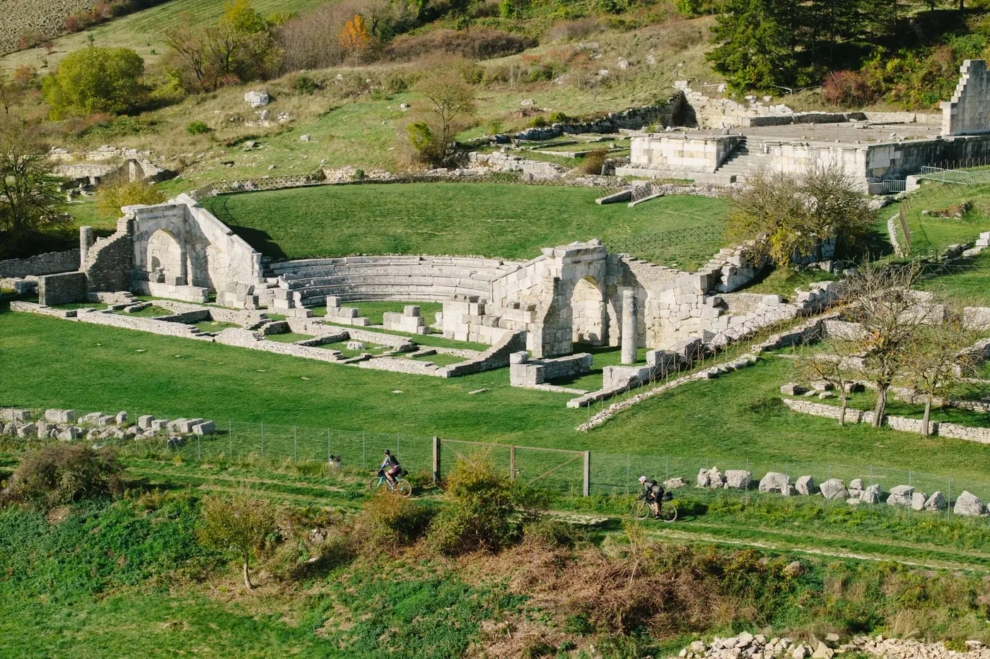 Ciclisti al teatro sannitico di Pietrabbondante